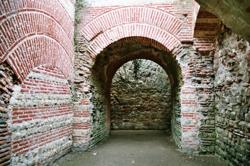 Kaiserthermen in Trier - Gnge unterhalb der Therme fr die Bediensteten um zB die fen zu beheizen