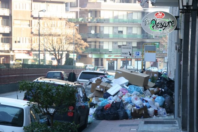 Kampanien und sein Mllproblem.
Es wurde ja in den letzten Wochen viel in Deutschland darber berichtet. Jetzt mal ein paar Bilder von mir. Das ist mein tglicher Weg ins Stadtzentrum. Seit einigen Tagen knnen wir den Gehweg nicht mehr benutzen.