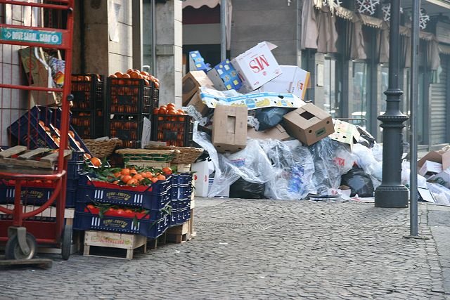 Kampanien und sein Mllproblem.
Interessanta Kombination aus frischem Obst und frischem Mll.