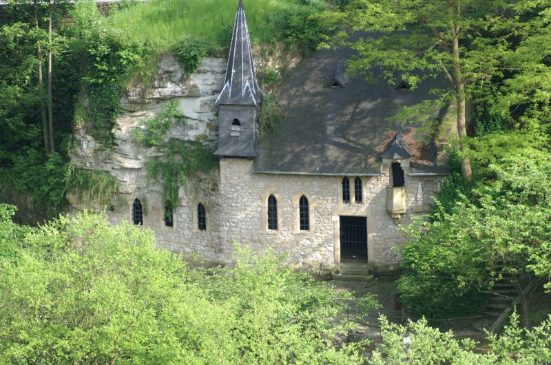 Kapelle im Felsen, im Petrustal in der Stadt Luxemburg. Aufgenommen im Sommer 2005.
