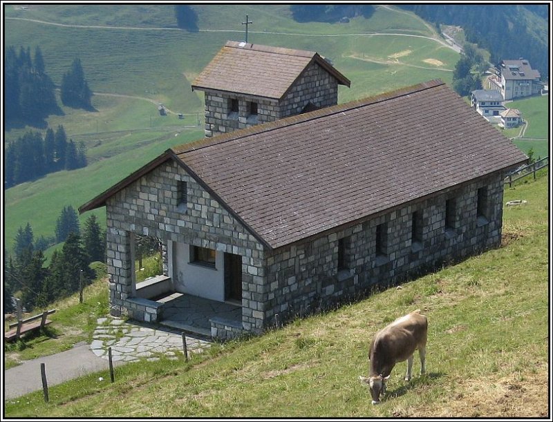 Kapelle mit Kuh - gesehen auf der Rigi Kulm in der Schweiz. (20.07.2007)