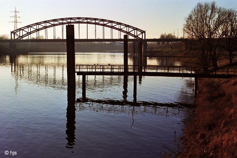 Karl-Lehr-Brcke, die letzte Ruhrbrcke vor der Mndung in den Rhein (23. Dezember 2000)