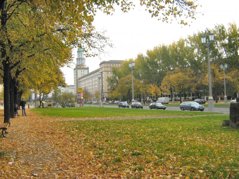 Karl-Marx-Allee in Berlin mit rest. Leuchten, Oktober 2008