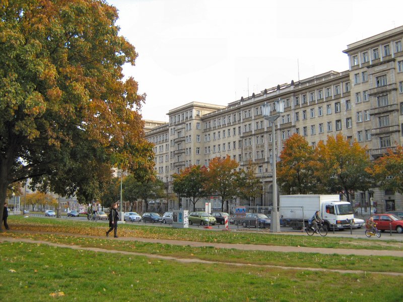 Karl-Marx-Allee im Oktober 2008, rest. Leuchten