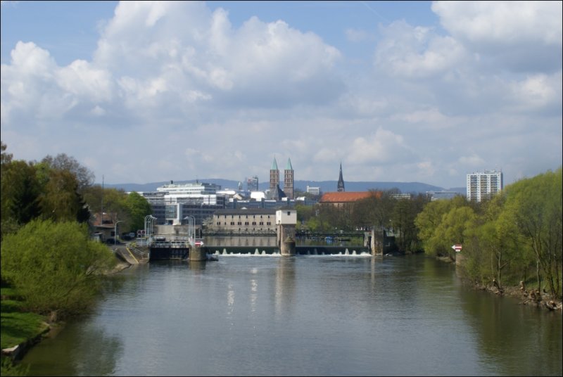 Kassel - Blick von der Hafenbrcke ber das Stauwehr auf die Innenstadt