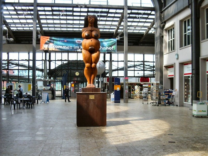 Kassel Hauptbahnhof bzw. Kulturbahnhof. Kultur in der Bahnhofshalle, 2004