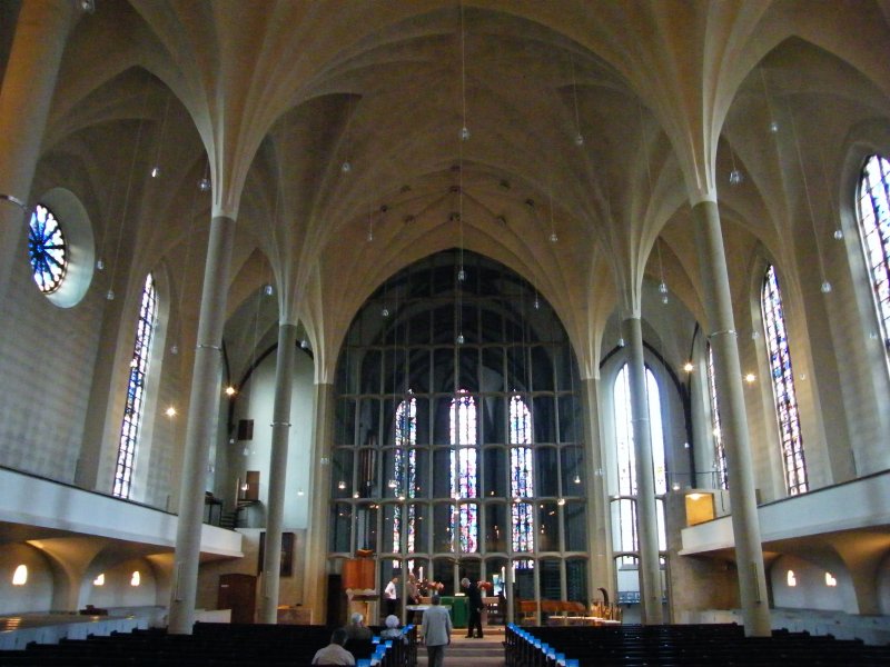 Kassel-Mitte Ev.Kirche St.Martin Innenansicht. Nur der Chorraum hinter der Glaswand hat die Zerstrungen im 2.Weltkrieg  fast  unbeschadet berstanden. Das Haupthaus wurde komplett neu aufgebaut.
