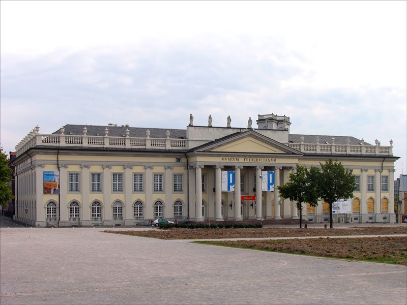 Kassel, Museum Fridericianum; auer einem Museum scheint auch ein Laden Mc-Geiz in diesem Gebude zu sein, auf dem umgeackerten Feld davor lag eine (sicherlich entschrfte) Fliegerbombe aus dem 2. Weltkrieg; 21.09.2008
