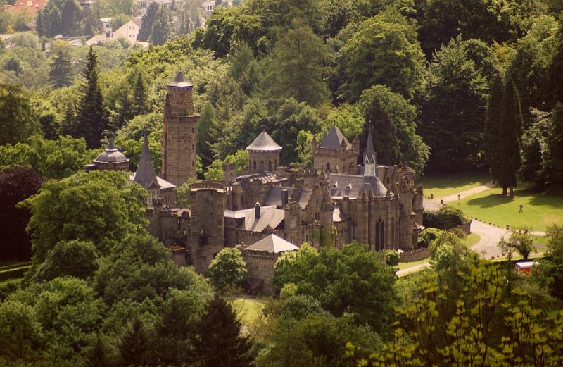 Kassel - Schlopark Wilhelmshhe - Lwenburg
Entstanden ist sie 1793 bis 1806, damals schwrmte man fr Ruinen. Heute beherbergt sie eine Sammlung alter Waffen und Casseler Porzellans.