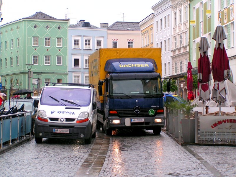 Kein Weiterkommen fr den Zustell-LKW am Hauptplatz;
Die Folge, ein endlos langer Stau durchs ganze Stadtgebiet!
080429