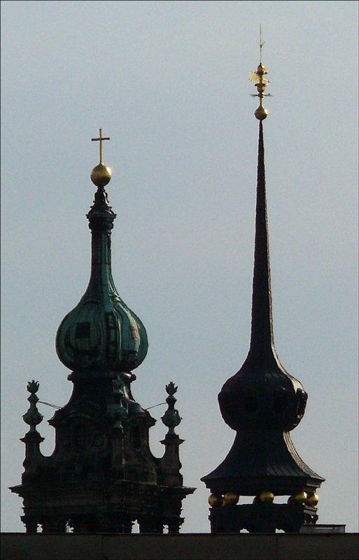 Keine Fotomontage, allerdings ein ausgesuchter Blickwinkel am Abend auf die Turmhauben der Trme von Hofkirche und Schloss; Dresden, 27.08.2007
