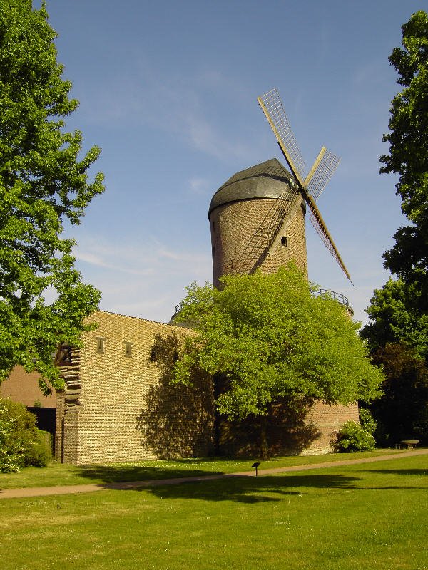 Kempen Altstadt: An den Wall schliet sich von auen fast durchgngig eine Grnanlage an, wie hier an der Mhle. Wall bzw. Stadtmauer und Grnstreifen umschlieen so die gesamte Altstadt.