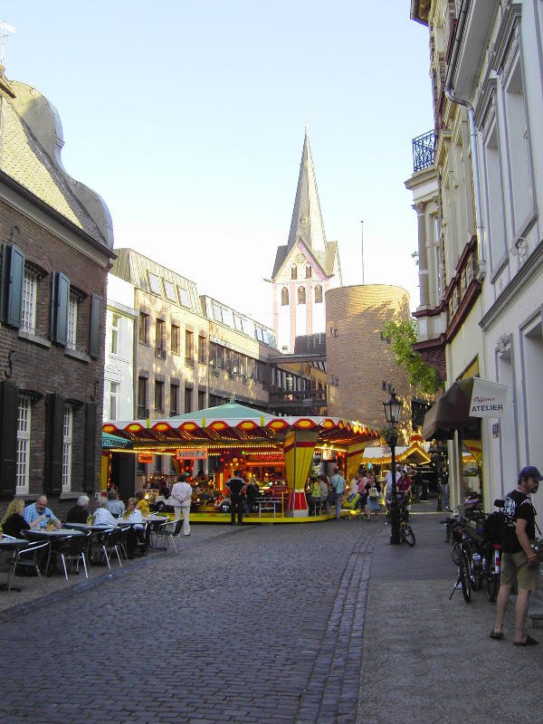 Kempen Altstadt: Blick auf den zentralen Buttermarkt. Beim Mai-Altstadtfest steppt die Dorfjugend auf der Kirmes. 05.05.2007