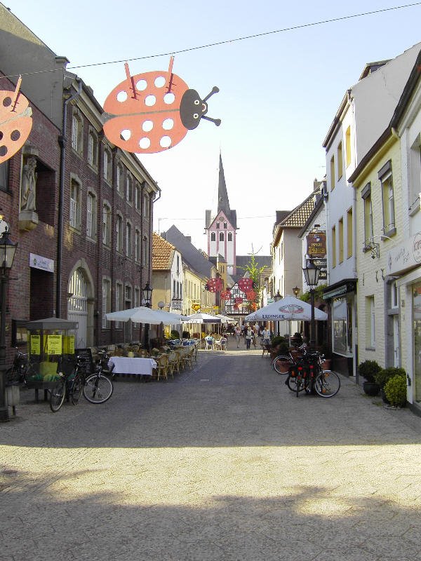 Kempen Altstadt: Die gesamte Stadt wurde liebevoll fr das Maifest hergerichtet. Die Marienkfer (statt Maikfer) sind allgegenwrtig - ob in gro, wie hier, oder in klein in jedem Schaufenster. Dadurch bietet sich dem Besucher ein sehr homogenes Bild. 05.05.2007