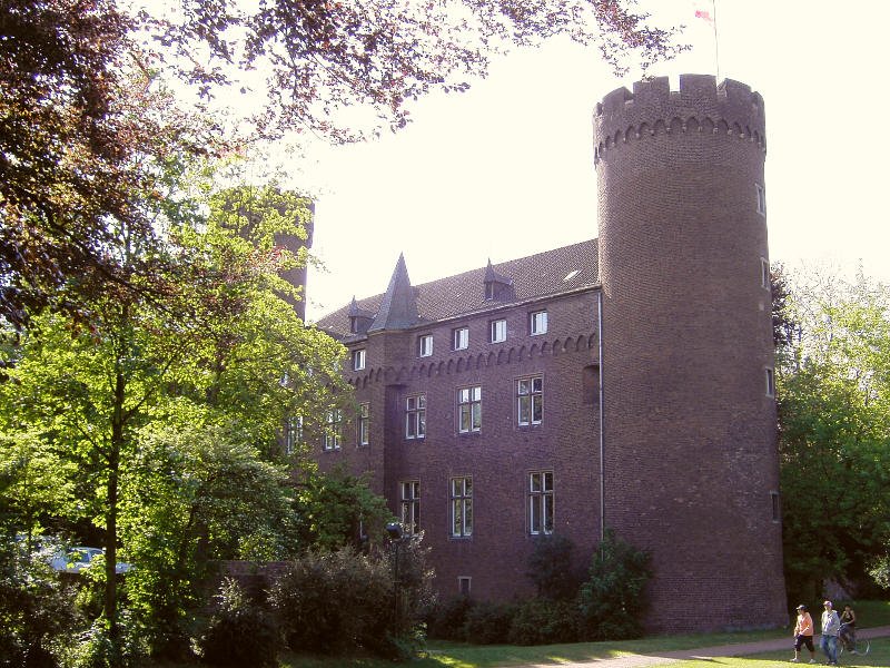 Kempen Altstadt: Die Kurklnische Landesburg wurde von 1396 bis 1400 errichtet. Heute beherbergt sie das Stadtarchiv und das Kreisarchiv des Kreises Viersen (Autokennzeichen von Kempen heute VIE - frher KK fr den ehem. Kreis Kempen-Krefeld).