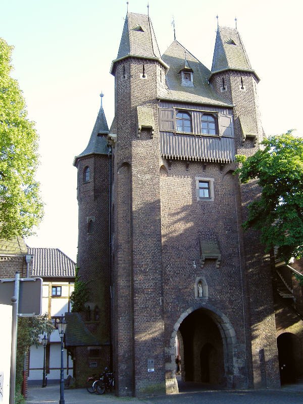 Kempen Altstadt. Eines der vier Stadttore - das Kuhtor (mit Blick auf die Stadt). Von hier aus gelangte man zu saftigen Weiden vor der Stadt - daher der Name. Der Weg fhrte aber auch zum Grenzbergang des Herzogtums Geldern.