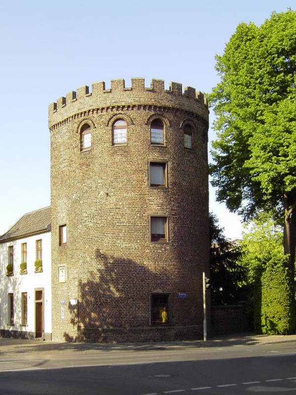 Kempen Altstadt: Nicht nur gut erhalten, sondern auch noch bewohnt -  der Peterturm. Donkring, 05.05.2007.