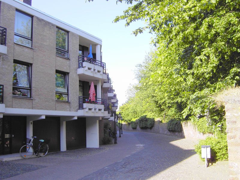 Kempen Altstadt: Wohnen am Wall - alt und neu in friedlicher Koexistenz. Donkwall, 05.05.2007