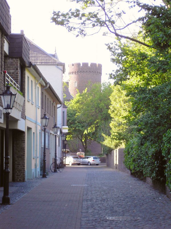 Kempen Altstadt: Wohnen am Wall - hier mit Blick auf die Burg. Die Stadtbefestigung begann 1290 mit einem einfachen Erdwall mit Palisaden. Zwischen 1320 und 1370 entstand dann die Mauer, wie sie noch heute fast um die gesamte Altstadt sichtbar ist.