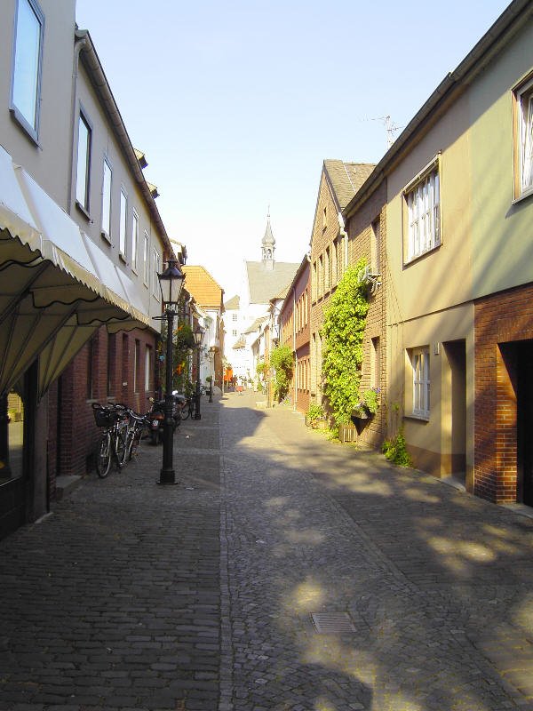 Kempen Altstadt: Zwischen den Geschftsstraen durchziehen kleine Gassen die Altstadt, die fast vollstndig autofrei ist. Zahlreiche Parkpltze am Wall sorgen dennoch fr kurze Wege. Tiefstr., 05.05.2007