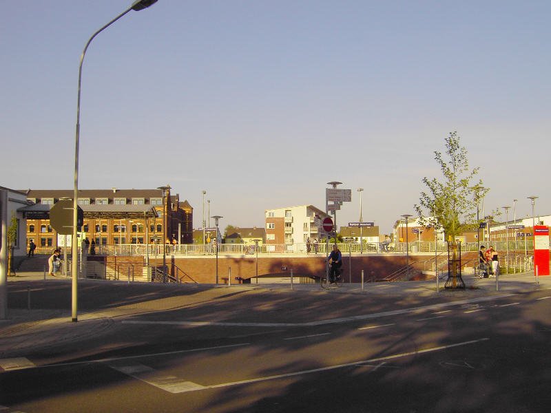 Kempen: Der krzlich vllig neu gestaltete Bahnhof - der Bahnsteig in der Bildmitte, darunter die Fugngerunterfhrung. Im Hintergrund das fr's Wohnen und Gewerbe neu erschlossene ehem. Fabrikgelnde. 05.05.2007