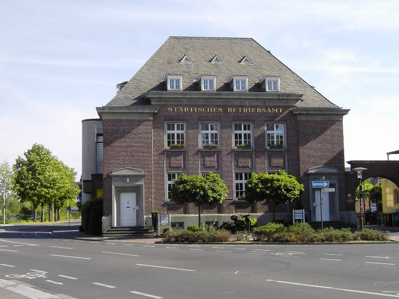 Kempen: Schon bei der Ankunft am Bahnhof ist zu erkennen, dass die kleine Stadt keinen langweiligen Anblick bietet.