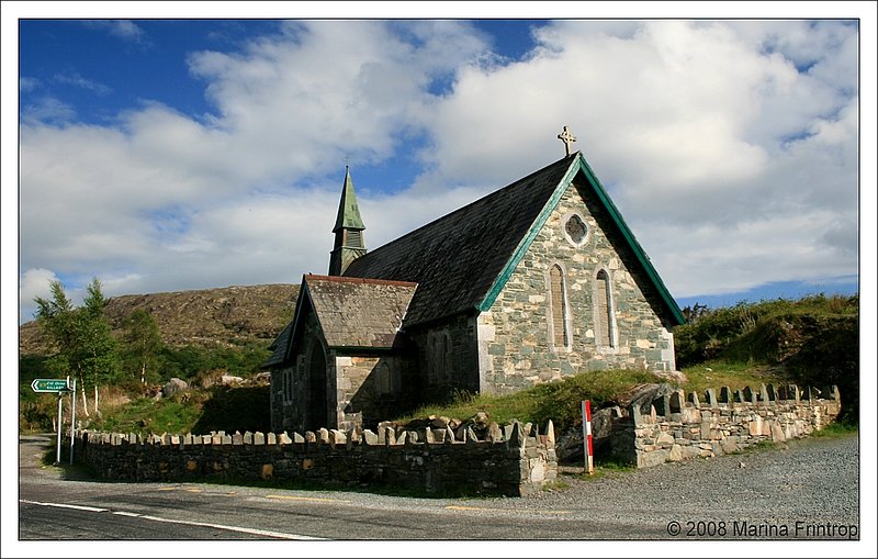 Killarney Nationalpark - Kleine Kirche an der Galways Bridge, Irland County Kerry.