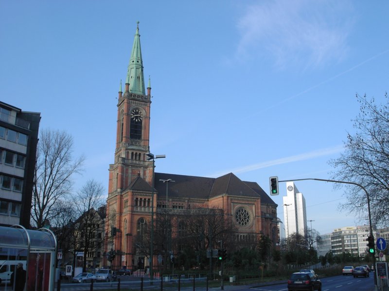 Kirche am Martin-Luther-Platz in Dsseldorf mit dem Drei-Scheiben-Haus im Hintergrund.