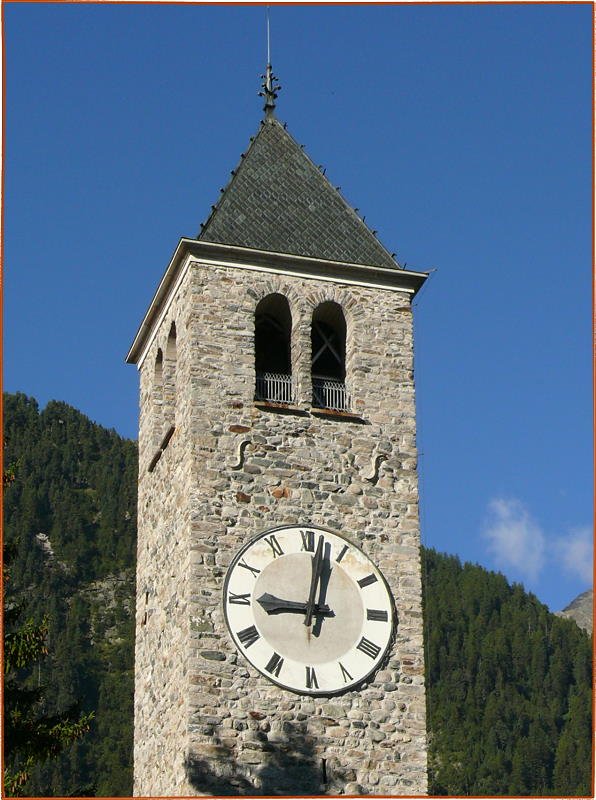 Kirchturm im alten Ortsteil von Susch am 18.08.2008