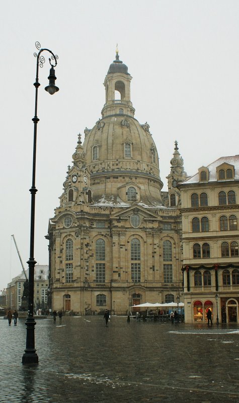 Klassischer Blick auf die Frauenkirche in Dreden, bei wenig klassischem Fotowetter.
(November 2008)