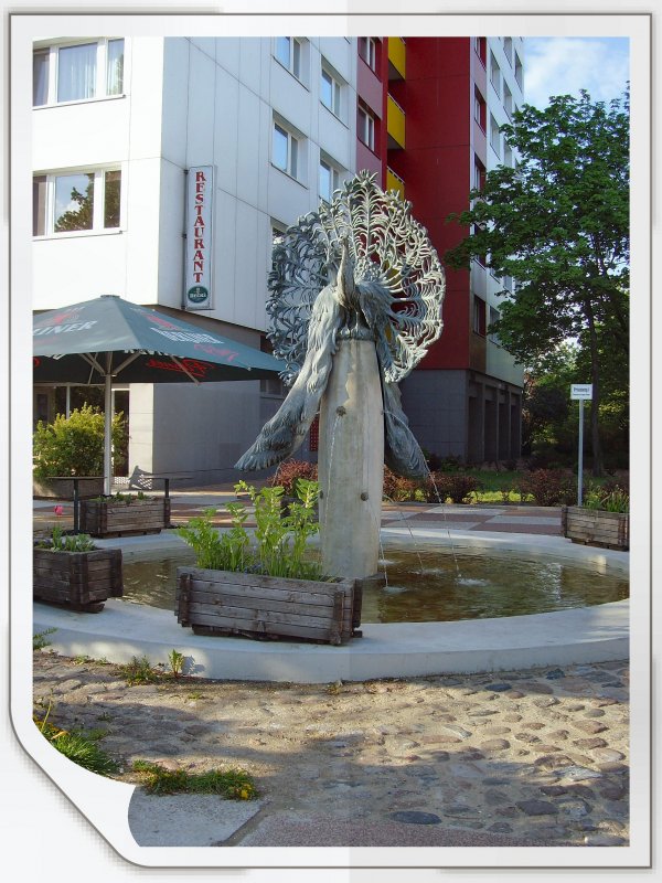 Kleiner Brunnen vor Hochhusern in Berlin-Mitte, 1. Mai 2008