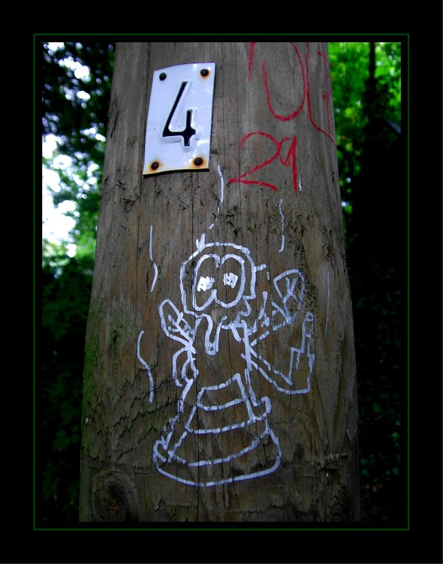 Kleinkunst an einem Telegrafenmast in Mlheim an der Ruhr. Es drfte sich um das Maskotchen des ESC Moskito Essen handeln. Hommage oder Persiflage... ich bin mir da nicht sicher ;o)