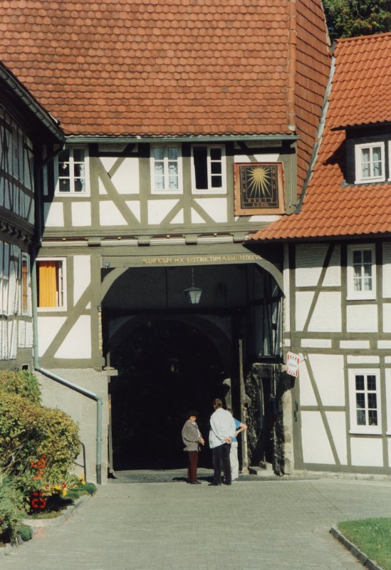 Kloster Zella mit Sonnenuhr, Eichsfeld (Thringen), Aufnahme von 1994