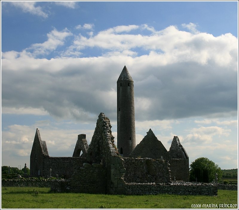 Klostersiedlung Kilmacduagh - Im Vordergrund die Ruinen der Kirche  Temple Mary  aus dem 13. Jahrhundert, dahinter die Kathedrale (tlw. aus dem 14. Jahrhundert) und der Rundturm aus dem 12. Jahrhundert. Die Perspektive tuscht an dieser Stelle, das Gelnde ist weitlufig und umfasst noch weitere Gebude bzw. Ruinen.