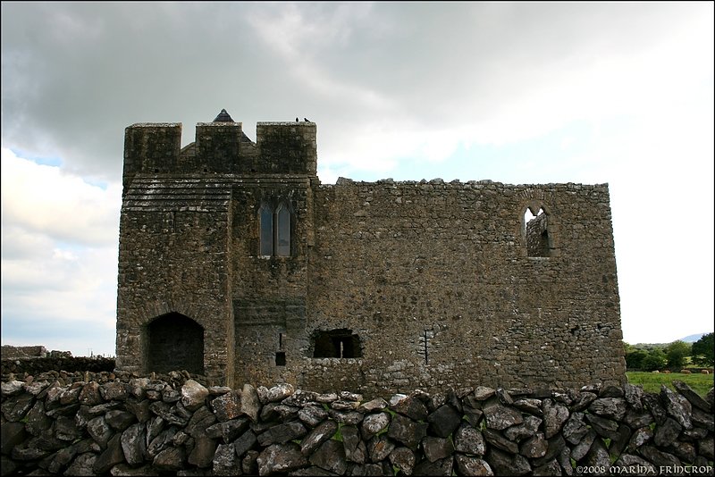 Klostersiedlung Kilmacduagh - Vorderseite des Pfarrhauses (Glebe House). Das Gebude stammt aus dem 14. Jahrhundert, wurde jedoch zwischenzeitlich umgebaut und restauriert.