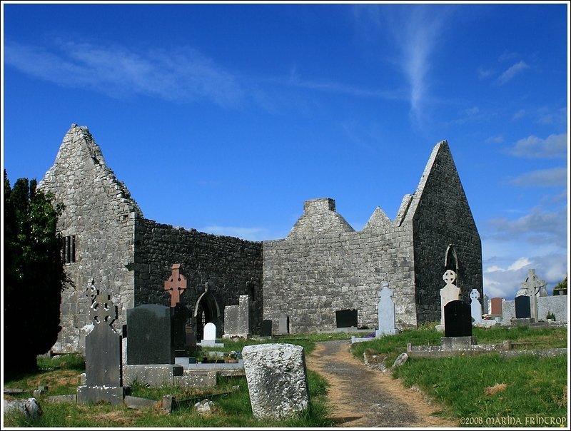 Klostersiedlung Kilmacduagh - Vorderseite der Kathedrale (tlw. aus dem 14. Jahrhundert), Irland Co. Galway.