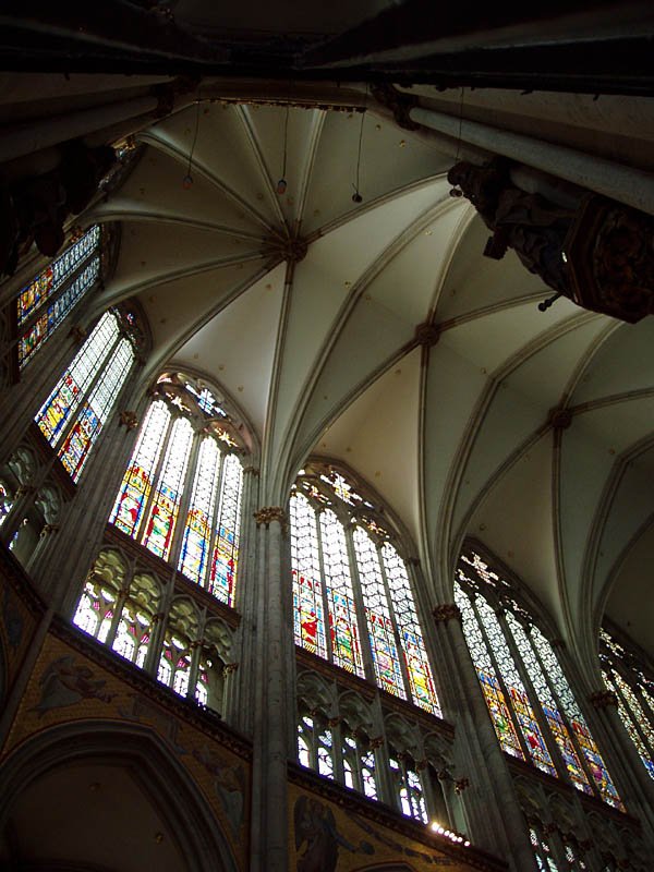 Kln, Hohe Domkirche. Blick in das Gewlbe des polygonalen Chors (7/12 Abschluss, 43.35 m hoch), 10. Okt. 2004