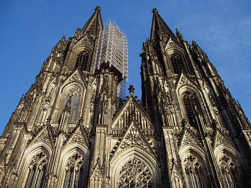 Kln. Hohe Domkirche, Westfassade mit damaliger, gut sichtbaren Renovation am Nordturm. 10. Okt. 2004. 