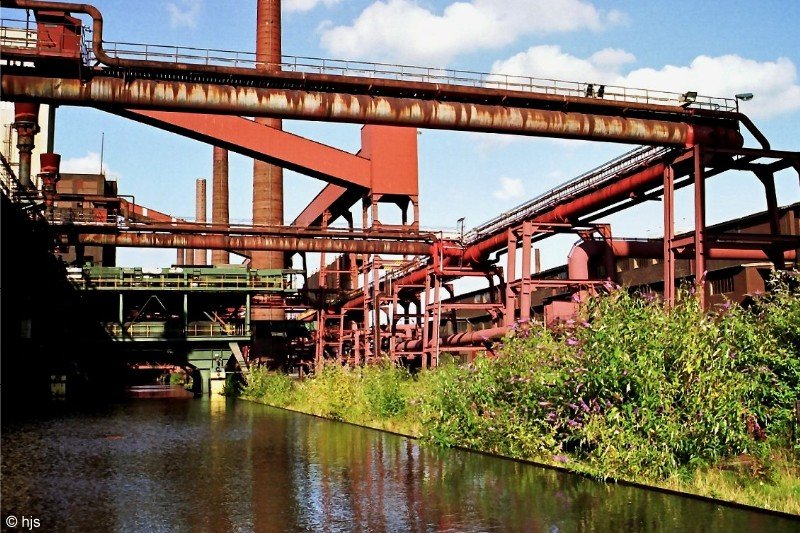 Kokerei Zollverein (20. Juli 2000). Die Kokerei wurde 1993 als letzter montanindustrieller Betrieb in Essen stillgelegt. Nachdem ein Verkauf nach China nicht zustande gekommen war, wurde beschlossen, die Anlage als Industriedenkmal zu erhalten. 2001 wurde sie zusammen mit der benachbarten Zeche Zollverein in die Welterbeliste der UNESCO aufgenommen. 