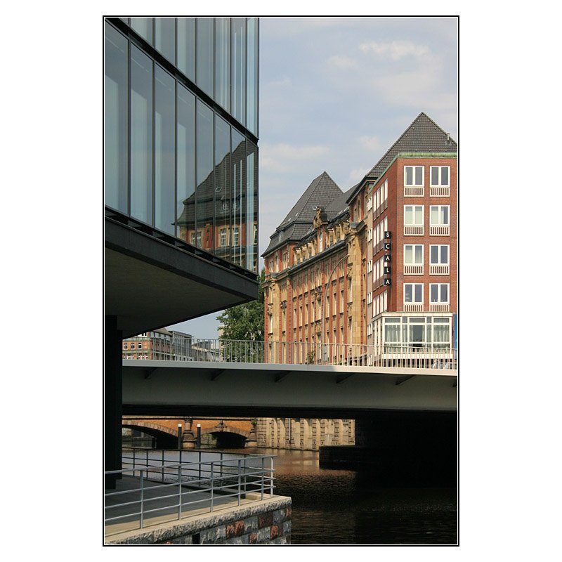 Kontraste zwischen gestern und heute am Alsterfleet. Vorne die Brcke der Ludwig-Erhard-Strae, dahinter die Heilig-Geist-Brcke. 15.7.2007 (Matthias)