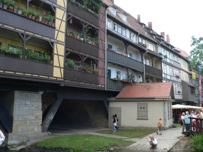 Krmerbrcke in Erfurt. Diese Brcke ist beidseitig mit Wohngebuden bebaut und beinhaltet eine kleine, bei Flanierern sehr beliebte Gasse mit Kunst- und Handwerkslden. 17.6.2007
