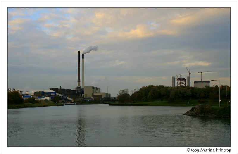 Kraftwerke am Dortmund-Ems-Kanal in Datteln - Das linke Kraftwerk ist in Betrieb auf der rechten Seite die Baustelle des Kraftwerks  Datteln IV 