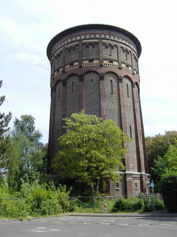 Krefeld, Gutenbergstr.: Der alte Wasserturm, von der Carl-Schurz-Str. aus gesehen. Er ging 1877 in Betrieb und wurde fast genau 100 Jahre spter stillgelegt. Es gab einen hnlich imposanten Bau an der Gladbacher Strae, der aber 1974 gesprengt wurde. Diesen Fehler will man an der Gutenbergstr. nicht wiederholen.