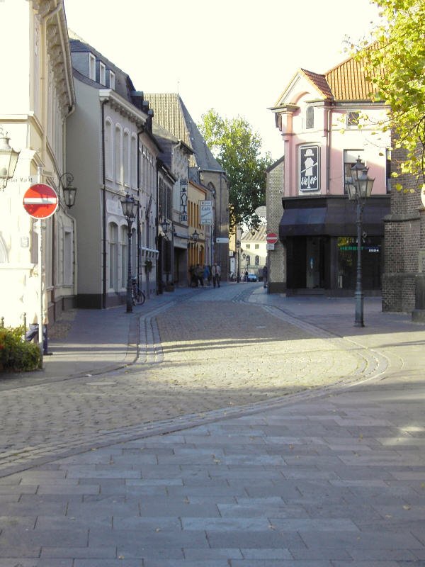 Krefeld-Hls: Blick in die Konventstr. vom Hlser Markt aus.