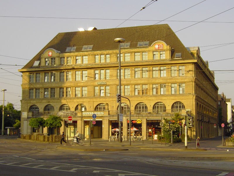 Krefeld Innenstadt: Die Einkauf-Passage  Hansa-Haus , Ostwall/Hansastr. vor dem Hbf. Hierhin fhren viele Wege - auf der linken Seite liegen die Haltestellen der meisten Straenbahn- und Bus-Linien, rechter Hand gelangt man durch das  Neusser Tor  in die Fugngerzone Neusser Str./Hochstr.