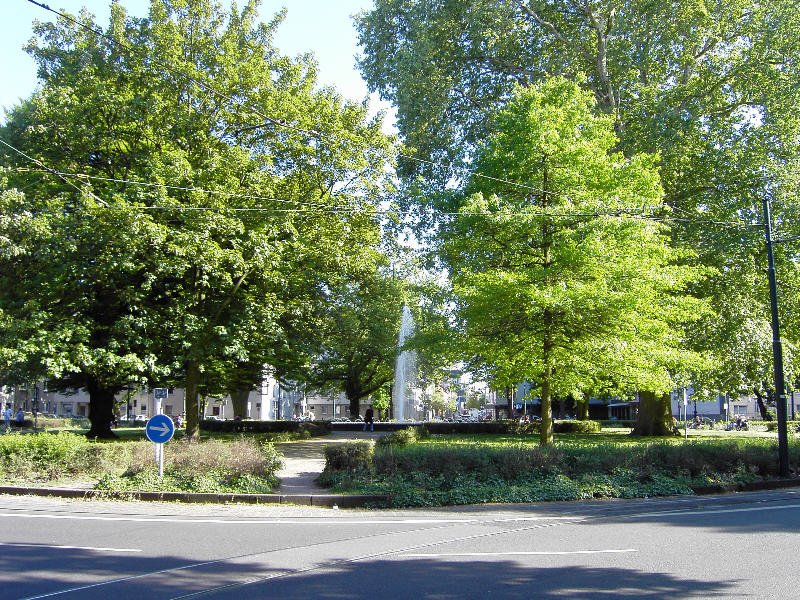 Krefeld Innenstadt: Oase in der Straenwste - der Kreisverkehr Friedrichsplatz. Bnke um den Brunnen herum laden zu einer kurzen Verschnaufpause ein.