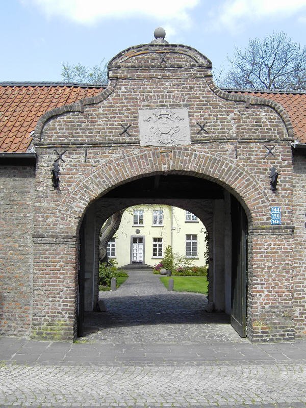 Krefeld-Linn: Eines der 4 Tore der alten Stadtmauer, Rheinbaben-/Mauerstr. Ob das Tor immer so windschief war, oder ob es im Laufe der Jahrhunderte einfach nur abgesackt ist, wei ich nicht.