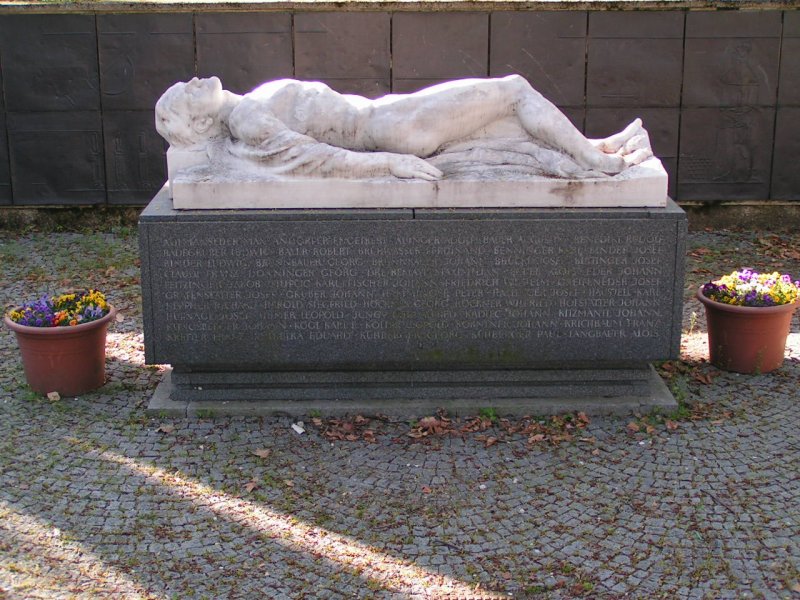  Kriegerdenkmal  im alten Stadtpark,
zu Ehren der Gefallenen der beiden Weltkriege.