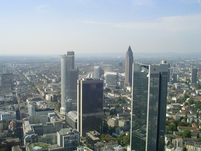 Kronenhochhaus, Trianon und Messeturm vom Maintower fotographiert. 