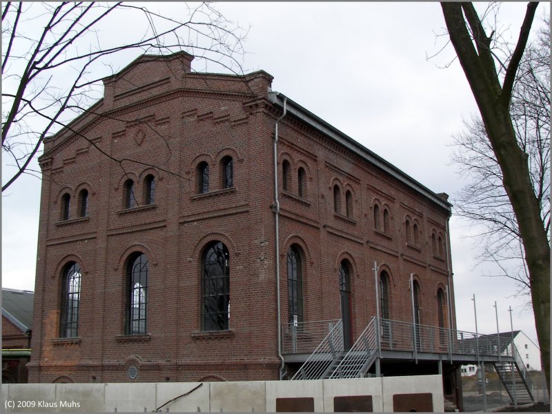 Knstlerzeche 2/3 in Wanne-Eickel.
Das ehemalige Frdermaschinenhaus von Schacht3 der ehemaligen Zeche Unser-Fritz in Wanne-Eickel. Das krzlich renovierte Gebude soll fr Veranstaltungen genutzt werden. 01.03.2009
Infos: http://www.kuenstlerzeche.de/index.html